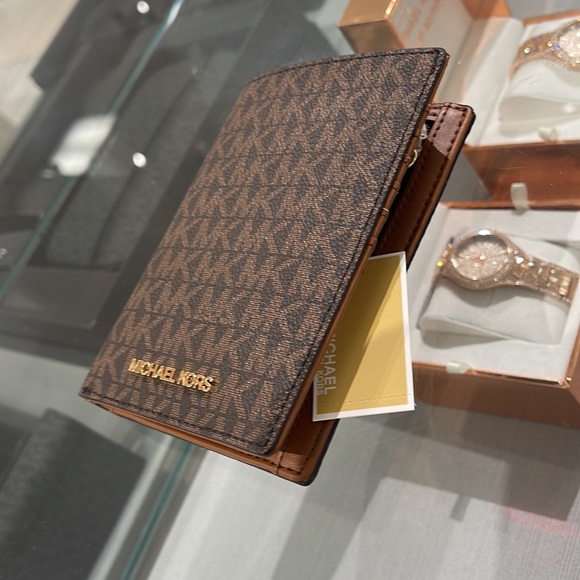 Michael Kors Jet Set Travel Passport Wallet
Brown Signature/Golden- NWT - Picture 11 of 16